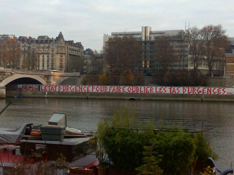 Graffiti contre Etat d'Urgence Contre des tas d'urgences Paris Quai de la Rapée